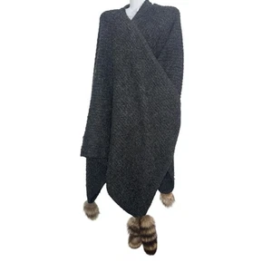 Tony Lambert Lana OS Poncho Envolvente Suéter Colas de Mapache Real Negro Boho Capa - Imagen 1 de 12