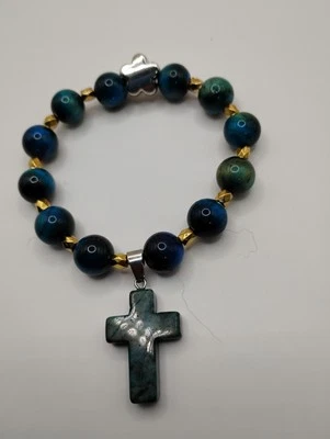 La Cruz Adorna Esta Pulsera Color Jade Foto 1 de 4