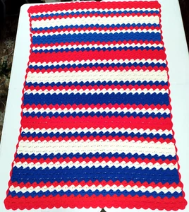 ¿De colección? Tejido a mano o ganchillo rojo, blanco y azul a rayas afgano festoneado ~68 x 45 pulgadas - Imagen 1 de 21