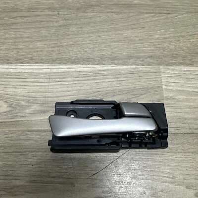 Conjunto de manija de puerta interior lado derecho pasajero delantero Hyundai Accent 2015-2017 Foto 1 de 4