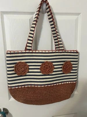 ¡Nuevo! Two’s Company Bolso de Mano Grande 20” X 16” Foto 1 de 4