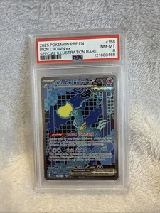 2025 POKEMON PRE EN-PRISMATIC EVOLUTIONS ILLUSTRATION RARE IRON CROWN EX PSA 8 - Picture 1 of 10