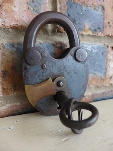 Candado antiguo con una llave, en buen estado, detalles de latón, coleccionista. 08-02 - Imagen 1 de 8