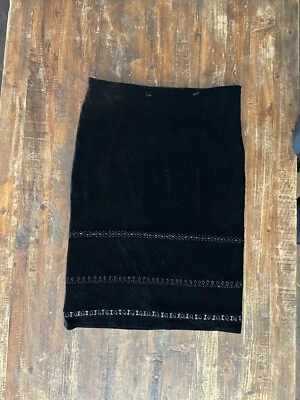 Falda lápiz Max Studio negra de terciopelo con bordados y cuentas grande $198 Foto 1 de 4