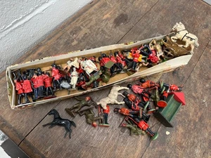 COLLECTION OF VINTAGE LEAD SOLDIERS - Picture 1 of 9