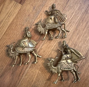 3 Figuras de Colección MCM Hong Kong Reyes de Oriente Reyes Magos Oro Plástico Navidad - Imagen 1 de 10