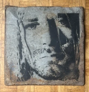 Neverwork b1979 - Kurt Cobain su metallo - raro esempio 2003 interesse epoca Banksy - Foto 1 di 12
