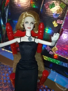 Muñeca Barbie Rosalie La Saga Crepúsculo Ella Tiene Ambos Zapatos El Otro Arriba - Imagen 1 de 10