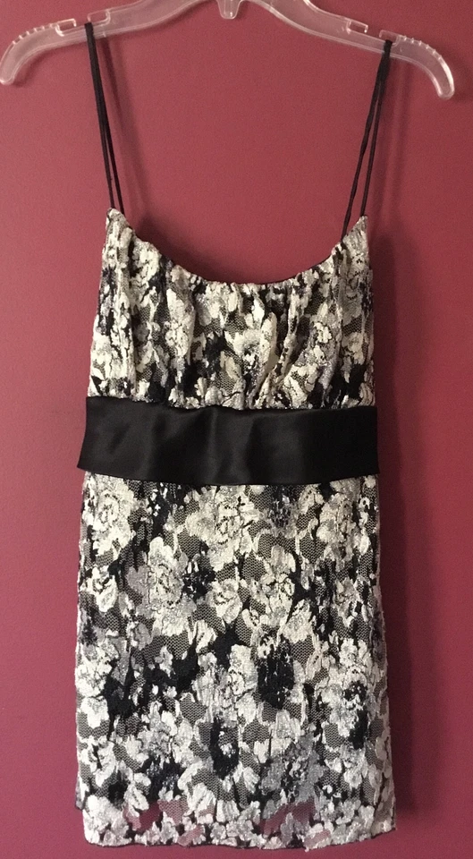 Top de encaje envolvente talla M negro plateado correas de espagueti forradas con cinturón brillo Foto 1 de 4