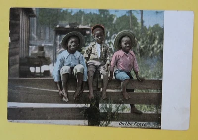 Postal de tres niños pequeños "en la valla", matasellada 1910 Foto 1 de 2