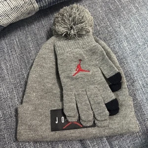 NEW 2 PIECE SET NIKE JORDAN HAT AND GLOVES YOUTH SIZE 8-20 GREY MSRP $30.00 - Picture 1 of 6