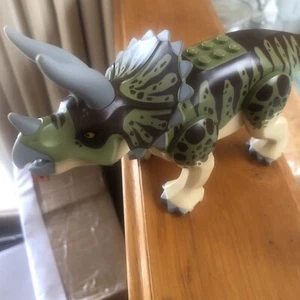 USADO - LEGO Triceratops de dinosaurio tostado con rayas verde oliva y marrón oscuro en la parte posterior - Imagen 1 de 4