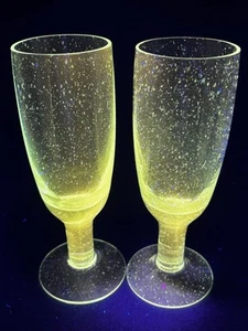Set Of 2 Vintage Green Turquoise Bubble Hand blow Glasses Manganese Glass - Picture 1 of 10