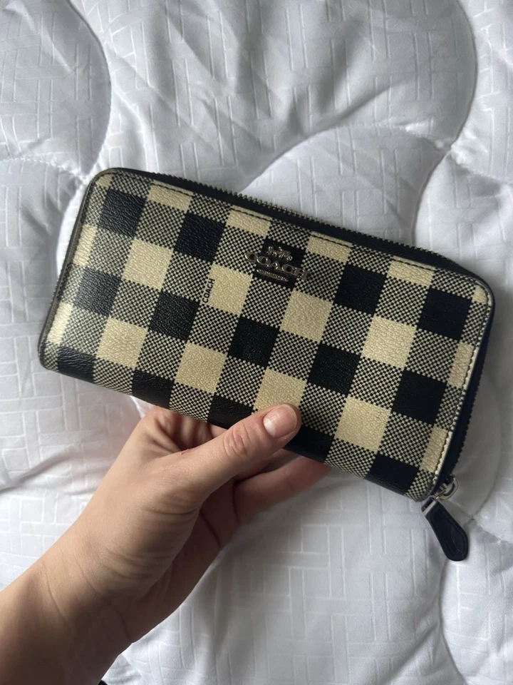 Carteira Coach New York xadrez/xadrez preta e branca com zíper ao redor acordeão tamanho completo - Imagem 1 de 3