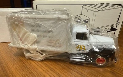 First Gear McDonald's 1957 International R-190 Dry Goods Van 1:34 NEW 19-1797 - Image 1 of 4