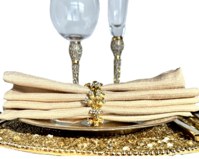 Juego de cuatro anillos de servilleta, cristales de oro brillante con joyas en banda de oro Foto 1 de 4