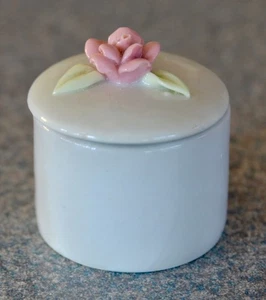 VINTAGE CERAMIC TRINKET BOX w/flower & removable top - 2" high X 1 7/8" diameter - Picture 1 of 3