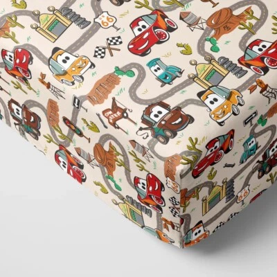 Little Sleepies 🏁 Sábana de cuna ajustada estándar con resortes de radiador Pixar CARS de Disney Foto 1 de 3