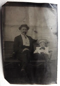 FERROTYPE PHOTO père et fils avec chapeau de paille B803 - Imagen 1 de 1