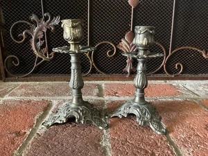 Par de candelabros de metal MCM de colección de 6" de alto ornamentados usados en excelente estado - Imagen 1 de 10