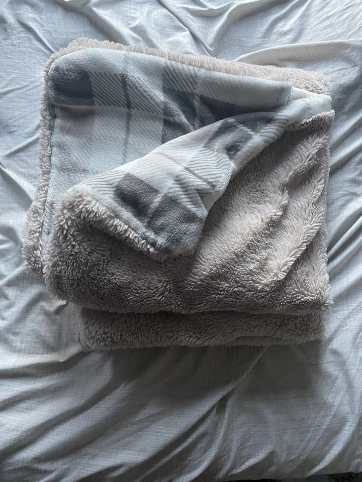 Розовое и серое клетчатое пушистое одиночное одеяло  - Изображение 1 из 3