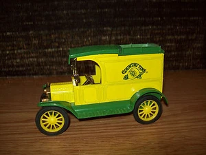 ERTL 1/25? 1913 FORD MODEL T VAN JOHN DEERE YELLOW AND GREEN - Picture 1 of 7
