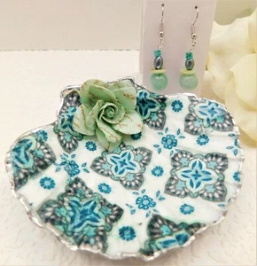 FLOWER MOTIF JEWELRY TRAY AND MATCHING EARRINGS - Picture 1 of 9
