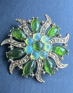 Vintage Beautiful MONET Green Rhinestone Brooch - Picture 1 of 4