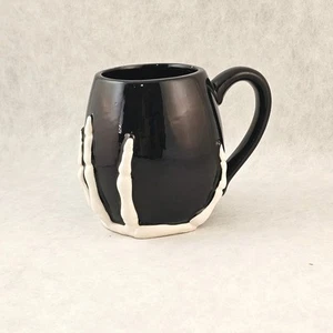 Taza de café grande Halloween esqueleto mano caprichoso armario 10 calle fresa - Imagen 1 de 5