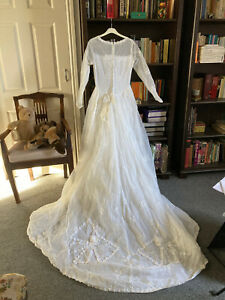 Vintage Wedding Dress with Long Train & Veil c 1960 2 pieces Size 8 - 10