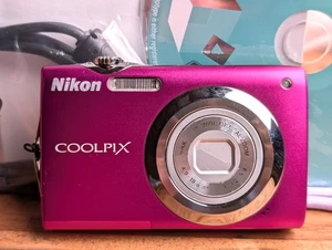 Nikon COOLPIX S3000 pink 12.0MP 4x Optical Zoom Works in English Digital Camera - Foto 1 di 14