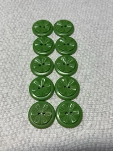 10 frühe Vintage Kunststoff Plexiglas grüne Knöpfe Blumenmotiv 7/8" 2 Löcher - Bild 1 von 4