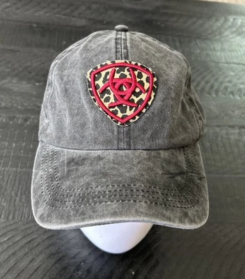Gorra de béisbol negra Ariat para mujer Ponyflo parche con logotipo de leopardo Foto 1 de 4