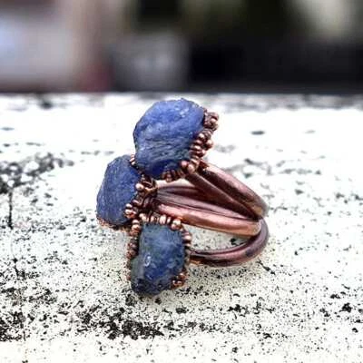 Anillo antiguo de cobre con piedras preciosas de tanzanita áspera natural para mujer Foto 1 de 4