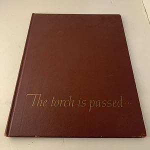 THE TORCH IS PASSED *THE ASSOCIATED PRESS* BOOK ABOUT THE ASSASSINATION OF JFK - Foto 1 di 15