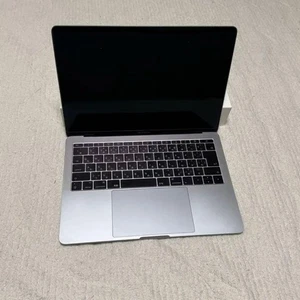 Apple MacBook 13" space grey laptop dobry stan z pudełkiem lekkie zadrapania - Zdjęcie 1 z 5
