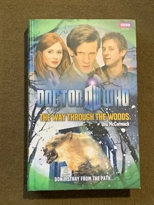 Dr. Doctor Who Way Through the Woods Hardback Book Una McCormack BBC 2011 1st Ed - Imagen 1 de 3