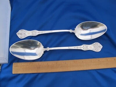 ПРЕВОСХОДНАЯ Пара КРЕПЛЕНИЙ VERNON Стерлинговая БОЛЬШАЯ ЧЕКАННАЯ СЕРВИРОВОЧНАЯ ЛОЖКА - с ЗОЛОТОЙ ИНКРУСТАЦИЕЙ МОНО - Изображение 1 из 4