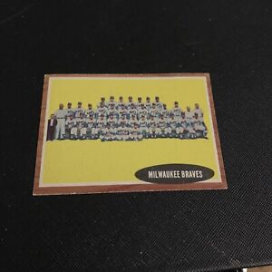 1962 TOPPS BASEBALL HANK AARON MILWAUKEE BRAVES 1961 TEAM CARD #158 