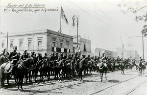 Postal RPPC Militares Mexicanos 5 de Febrero Fiesta del 1er Regimiento Quién Desertó - Imagen 1 de 2