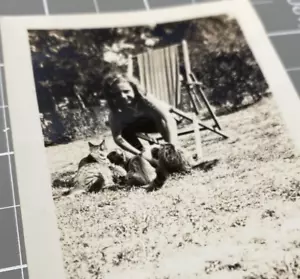 1930er Texas Mädchen mit Katzen Kätzchen Kinder Vintage Foto Portrait 235 - Bild 1 von 7