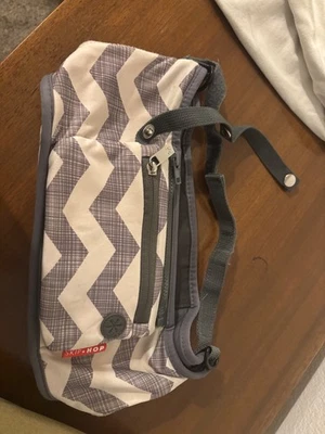 Skip Hop Skidaddle Cochecito Organizador Negro Rayas Chevron Bolsa con Cremallera Foto 1 de 4
