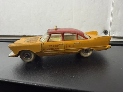 Dinky Toys Inglaterra 1:43 Diecast Amarillo y Rojo PLYMOUTH PLAZA TAXI Muy querido Foto 1 de 4