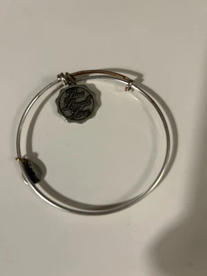 Pulsera ajustable Bella Ryann Live Laugh Love en tono plateado  Foto 1 de 3
