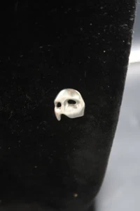 Vintage Phantom der Oper Souvenir silberfarbene Maske Anstecknadel - Bild 1 von 5