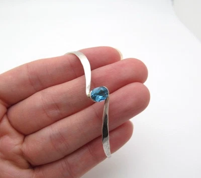 Brazalete brazalete de piedras preciosas de topacio azul ovalado curvado ingenioso de plata de ley 925 Foto 1 de 4