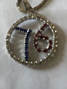 Silberfarbene Halskette hat 76 eingekreiste Strasssteine an 9" Tropfen Kette. - Bild 1 von 3