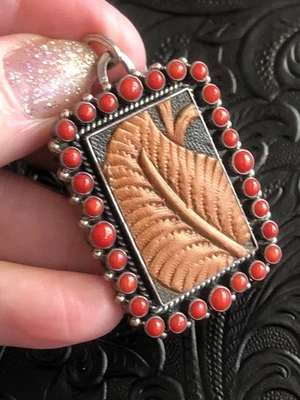 "Colgante de 2"" Sundance 925 Sundance con motivo de hoja de cuero en relieve pájaro peyote coral rojo" Foto 1 de 4