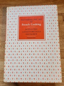 Mastering The Art of French Cooking by Julia Child Volume One Hardcover 1979 - Foto 1 di 8