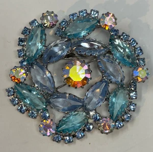 JULIANA D&E Aurora Borealis Blue Round brooch - Picture 1 of 4